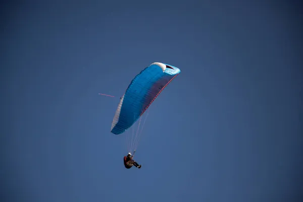 Planador Parapente Contra Céu Azul Voando Adrenalina Conceito Liberdade — Fotografia de Stock