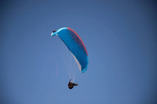 Mavi Gökyüzüne Karşı Yamaç Paraşütü Uçan Adrenalin Özgürlük Konsepti — Stok fotoğraf