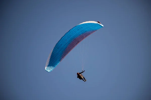 青い空を飛ぶアドレナリンと自由の概念に対するグライダーパラグライダーパラグライダー — ストック写真