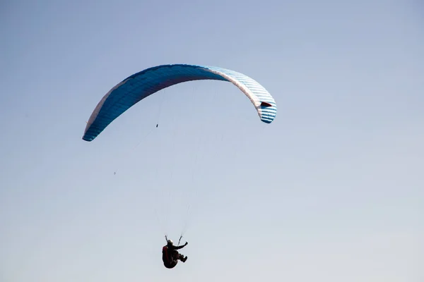 Planador Parapente Contra Céu Azul Voando Adrenalina Conceito Liberdade — Fotografia de Stock