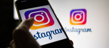 CLUJ-NAPOCA, ROMANIA - ECTOBER 2021: Instagram rrom akıllı telefonu ve bilgisayarına bir kişi giriş yapıyor