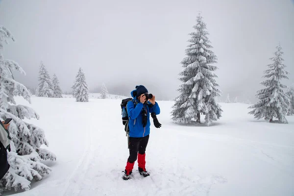 Trekking Człowieka Śnieżnym Górskim Krajobrazie — Zdjęcie stockowe