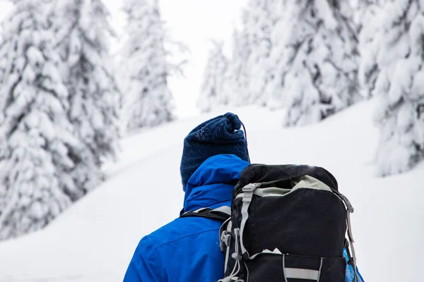 Trekking Człowieka Śnieżnym Górskim Krajobrazie — Zdjęcie stockowe