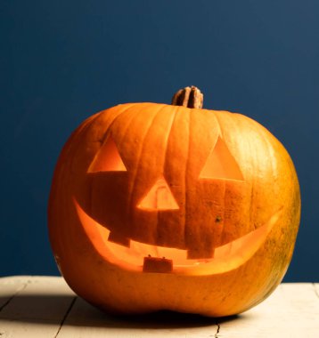 Ürkütücü Jack O 'Lanternler tahta masada Fantezi Gecesinde parlıyor. Cadılar Bayramı Arkaplanı