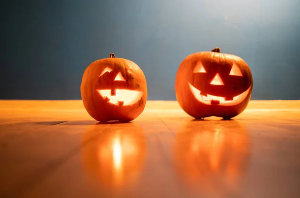 Espeluznante Jack Lanterns Sobre Una Mesa Madera Brillando Noche Fantasía —  Fotos de Stock