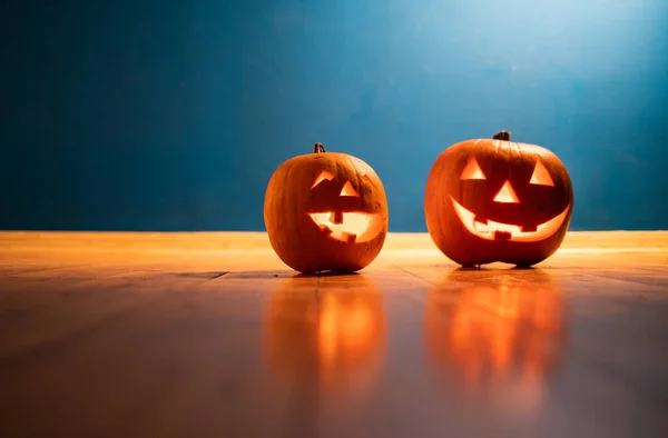 Espeluznante Jack Lanterns Sobre Una Mesa Madera Brillando Noche Fantasía — Foto de Stock