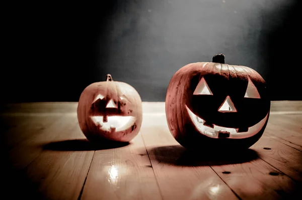 Espeluznante Jack Lanterns Sobre Una Mesa Madera Brillando Noche Fantasía —  Fotos de Stock