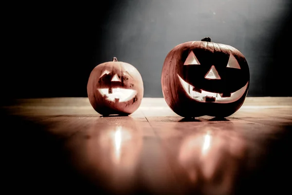 Assustador Jack Lanternas Mesa Madeira Brilhando Noite Fantasia Fundo Halloween — Fotografia de Stock