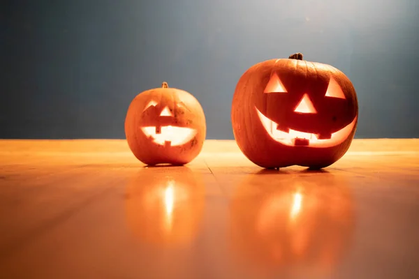 幻想的な夜に輝く木製のテーブルの上に不気味なジャック オランタン ハロウィンの背景 — ストック写真