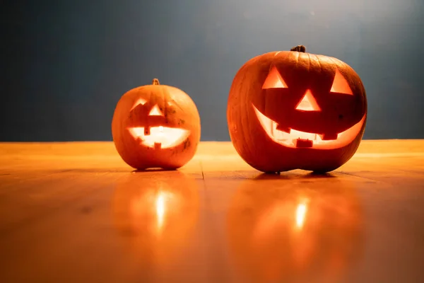 Griezelige Jack Lanterns Houten Tafel Glow Fantasy Night Halloween Achtergrond — Stockfoto