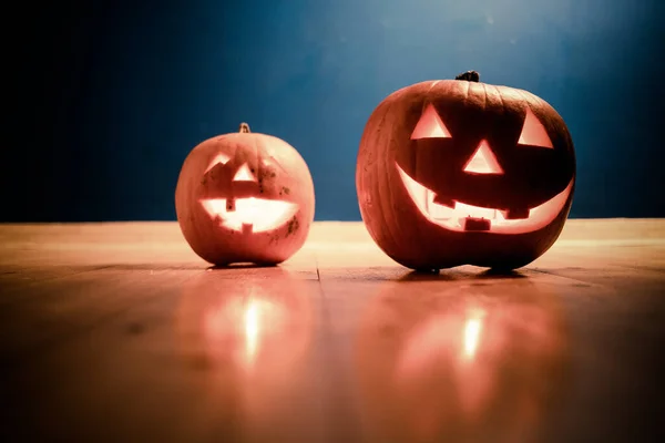 Τρομακτικό Jack Lanterns Ξύλινο Τραπέζι Λάμπει Στη Νύχτα Της Φαντασίας — Φωτογραφία Αρχείου