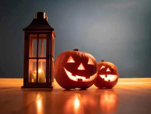 Espeluznante Jack Lanterns Sobre Una Mesa Madera Brillando Noche Fantasía —  Fotos de Stock