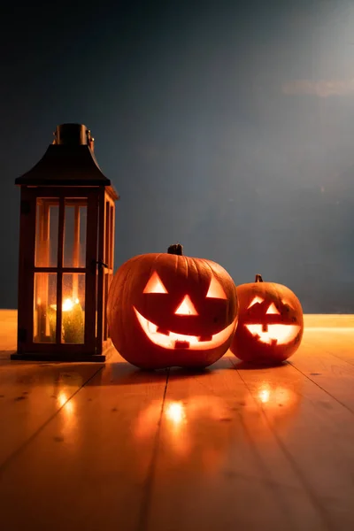 Strašidelný Jack Lanterns Dřevěném Stole Zářící Noci Fantazie Halloween Pozadí — Stock fotografie