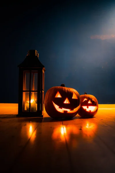 Ürkütücü Jack Lanternler Tahta Masada Fantezi Gecesinde Parlıyor Cadılar Bayramı — Stok fotoğraf