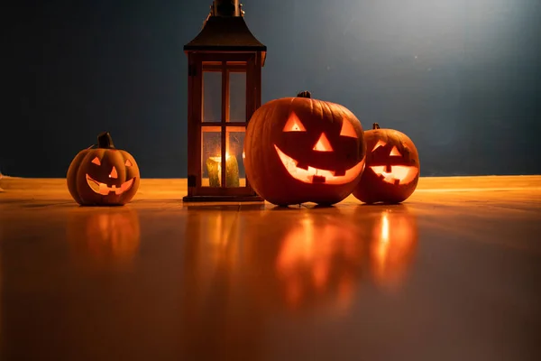 Strašidelný Jack Lanterns Dřevěném Stole Zářící Noci Fantazie Halloween Pozadí — Stock fotografie