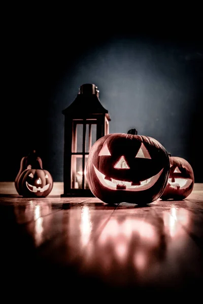 Strašidelný Jack Lanterns Dřevěném Stole Zářící Noci Fantazie Halloween Pozadí — Stock fotografie