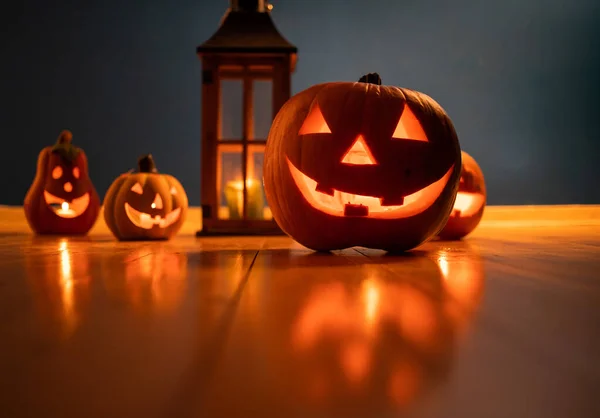 Espeluznante Jack Lanterns Sobre Una Mesa Madera Brillando Noche Fantasía —  Fotos de Stock