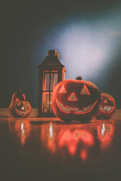 Strašidelný Jack Lanterns Dřevěném Stole Zářící Noci Fantazie Halloween Pozadí — Stock fotografie