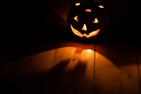 Griezelige Jack Lanterns Houten Tafel Glow Fantasy Night Halloween Achtergrond — Stockfoto