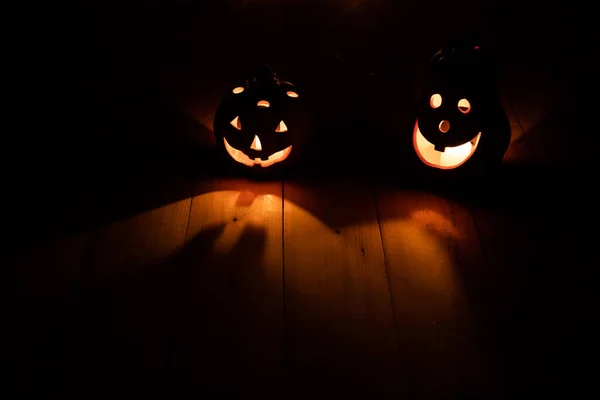 Τρομακτικό Jack Lanterns Ξύλινο Τραπέζι Λάμπει Στη Νύχτα Της Φαντασίας — Φωτογραφία Αρχείου