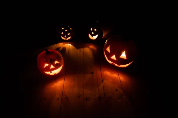 Griezelige Jack Lanterns Houten Tafel Glow Fantasy Night Halloween Achtergrond — Stockfoto