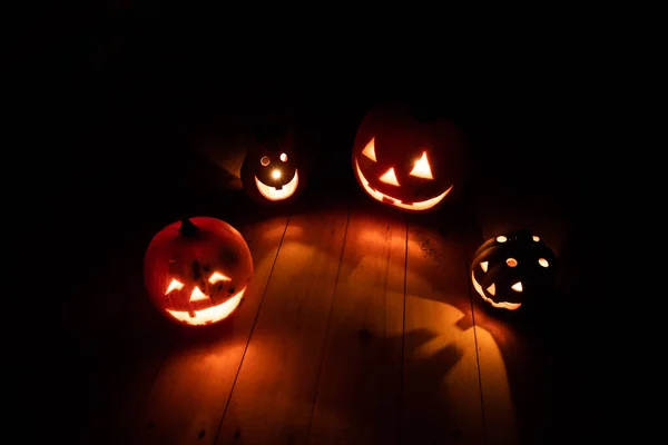 Assustador Jack Lanternas Mesa Madeira Brilhando Noite Fantasia Fundo Halloween — Fotografia de Stock