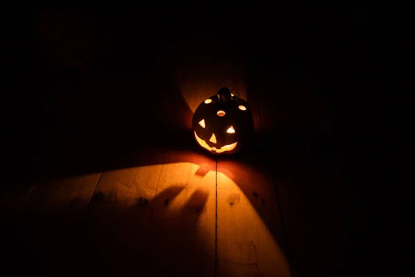 Strašidelný Jack Lanterns Dřevěném Stole Zářící Noci Fantazie Halloween Pozadí — Stock fotografie