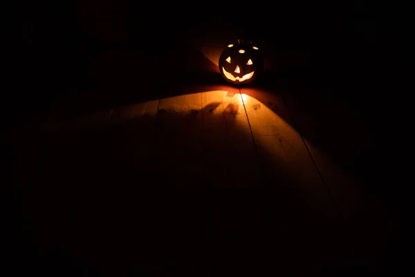 令人毛骨悚然的杰克 奥灯在木制桌子上闪烁着幻想之夜的光芒 万圣节背景 — 图库照片