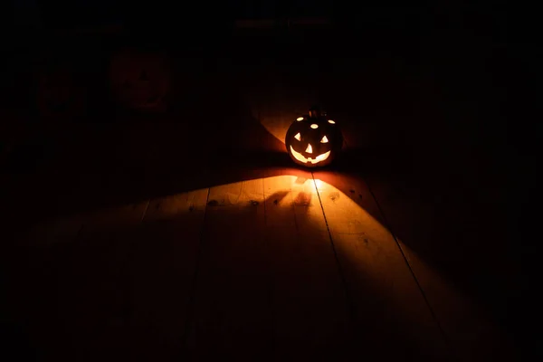 Aavemainen Jack Lanterns Puupöydällä Hehkuva Fantasia Halloween Tausta — kuvapankkivalokuva