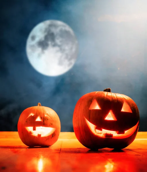 Strašidelný Jack Lanterns Dřevěném Stole Zářící Noci Fantazie Halloween Pozadí — Stock fotografie