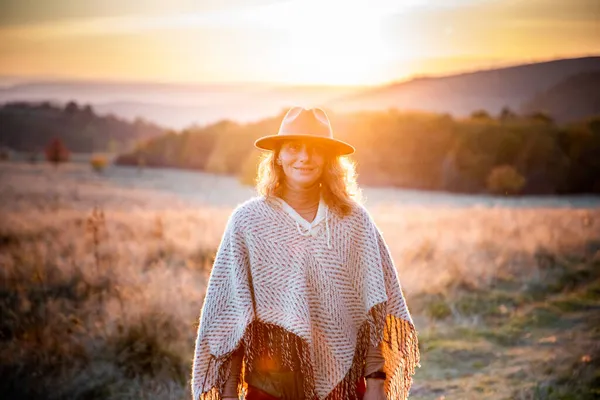Όμορφη Γυναίκα Πορτρέτο Ζεστό Φθινόπωρο Ηλιοβασίλεμα — Φωτογραφία Αρχείου