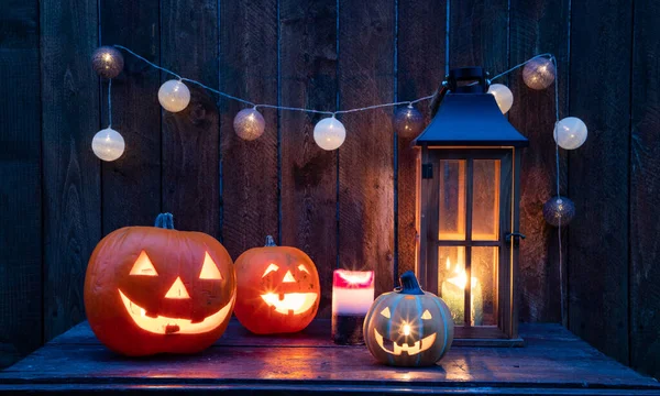 Halloween Jack Lanterns Velas Luces Cuerda Mesa Madera —  Fotos de Stock
