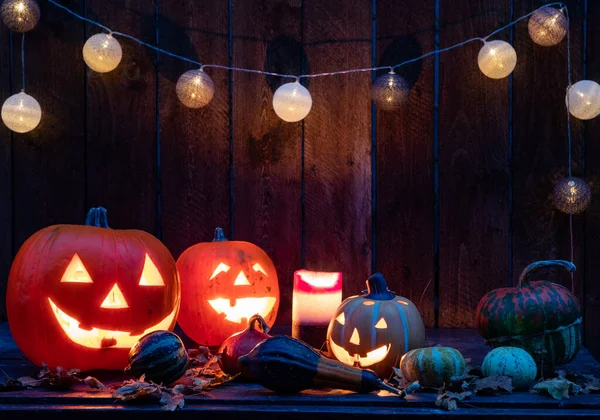 Halloween Jack Lanterns Bougies Lumières Cordes Sur Une Table Bois — Photo