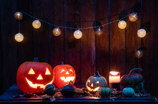 Halloween Jack Lanterns Bougies Lumières Cordes Sur Une Table Bois — Photo