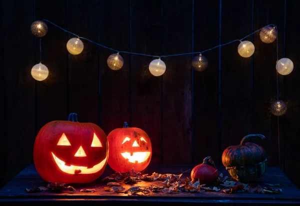 Halloween Jack Lanterns Bougies Lumières Cordes Sur Une Table Bois — Photo