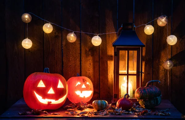 Halloween Jack Lanterns Bougies Lumières Cordes Sur Une Table Bois — Photo