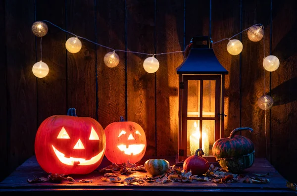 Halloween Jack Lanterns Bougies Lumières Cordes Sur Une Table Bois — Photo