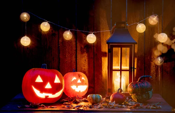 Halloween Jack Lanterns Velas Luces Cuerda Mesa Madera —  Fotos de Stock