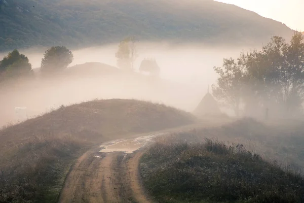 Bellissimo Paesaggio Nebbioso Autunno Mattina Transilvania Rurale — Foto Stock