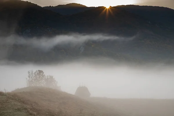Όμορφο Ομιχλώδες Τοπίο Φθινόπωρο Πρωί Στην Αγροτική Τρανσυλβανία — Φωτογραφία Αρχείου