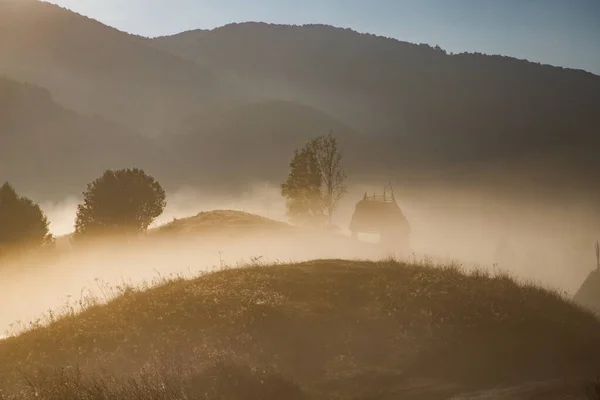 Bellissimo Paesaggio Nebbioso Autunno Mattina Transilvania Rurale — Foto Stock