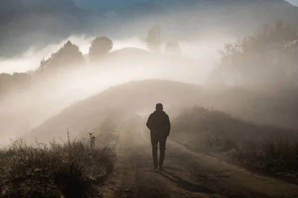 Man Walking Foggy Autumn Landscape — Stock Photo, Image