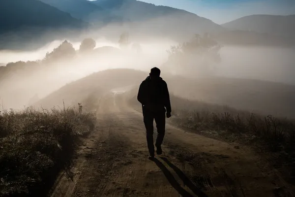 Homem Andando Uma Paisagem Nebulosa Outono — Fotografia de Stock