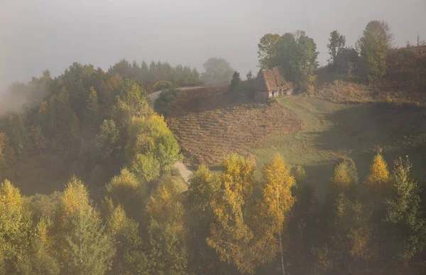 川西农村美丽的雾蒙蒙的秋天清晨风景 — 图库照片