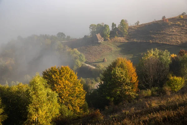 Красивый Туманный Осенний Утренний Пейзаж Сельской Местности Трансильвании — стоковое фото