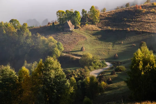 Transilvanya Kırsalında Güzel Sisli Sonbahar Sabahı Manzarası — Stok fotoğraf