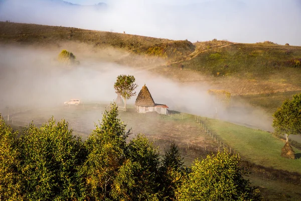 Bellissimo Paesaggio Nebbioso Autunno Mattina Transilvania Rurale — Foto Stock