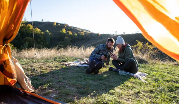 Amigos Felices Acampando Con Perro Otoño Paisaje —  Fotos de Stock