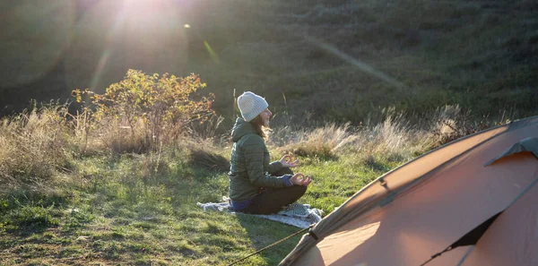 Donna Che Medita Vicino Alla Tenda Autunno — Foto Stock