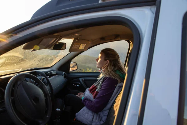 Blonde Woman Car Sunset Autumn Road Trip — Stock Photo, Image